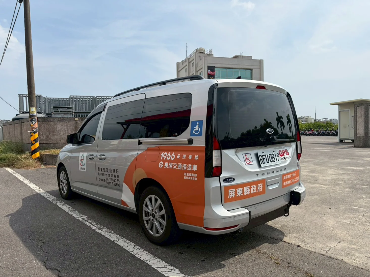 台灣好客來屏東長照服務車輛後方
